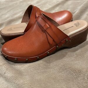 Women’s 8 Clogs. Like new. Color-Burnt Tan